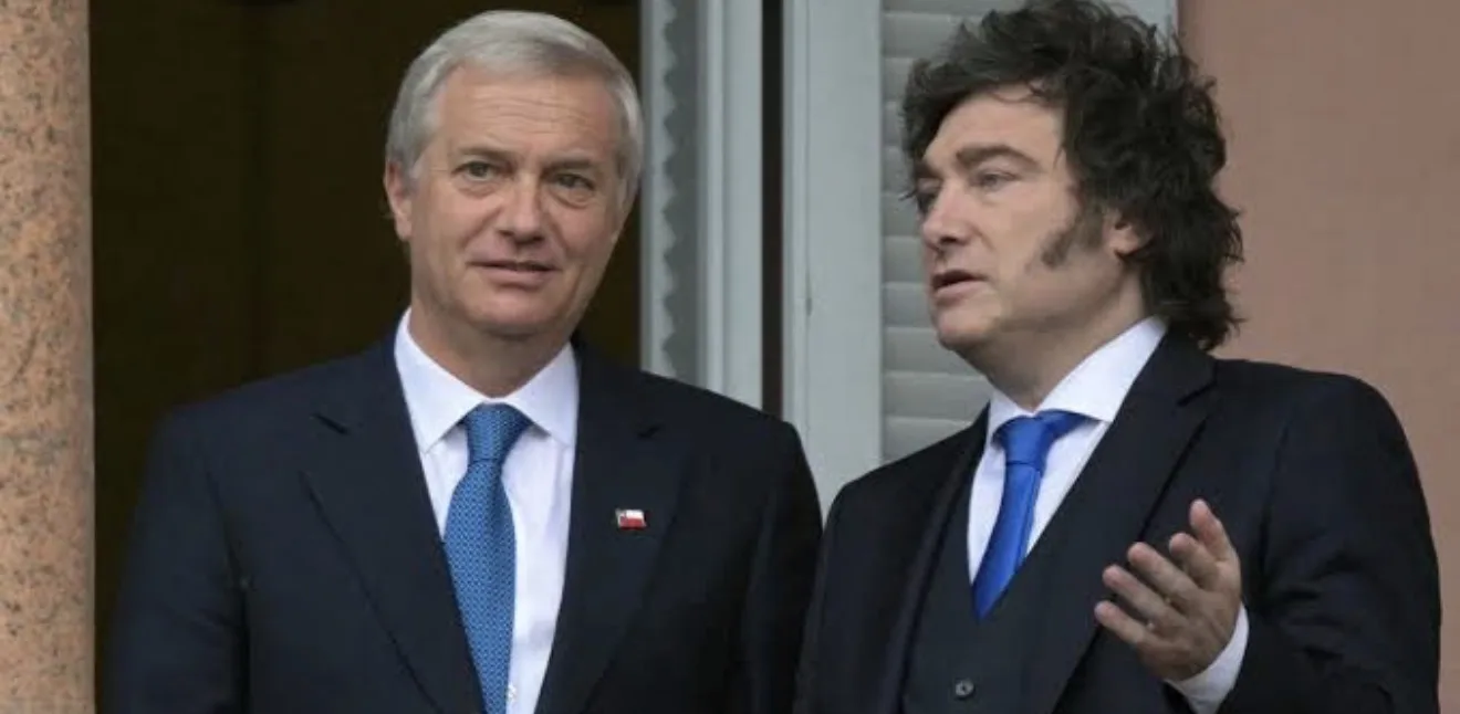 Imagem de José Antonio Kast e Javier Milei se abraçando na Casa Rosada, com bandeiras do Chile e Argentina ao fundo e mapa da América do Sul destacando países de direita em destaqu